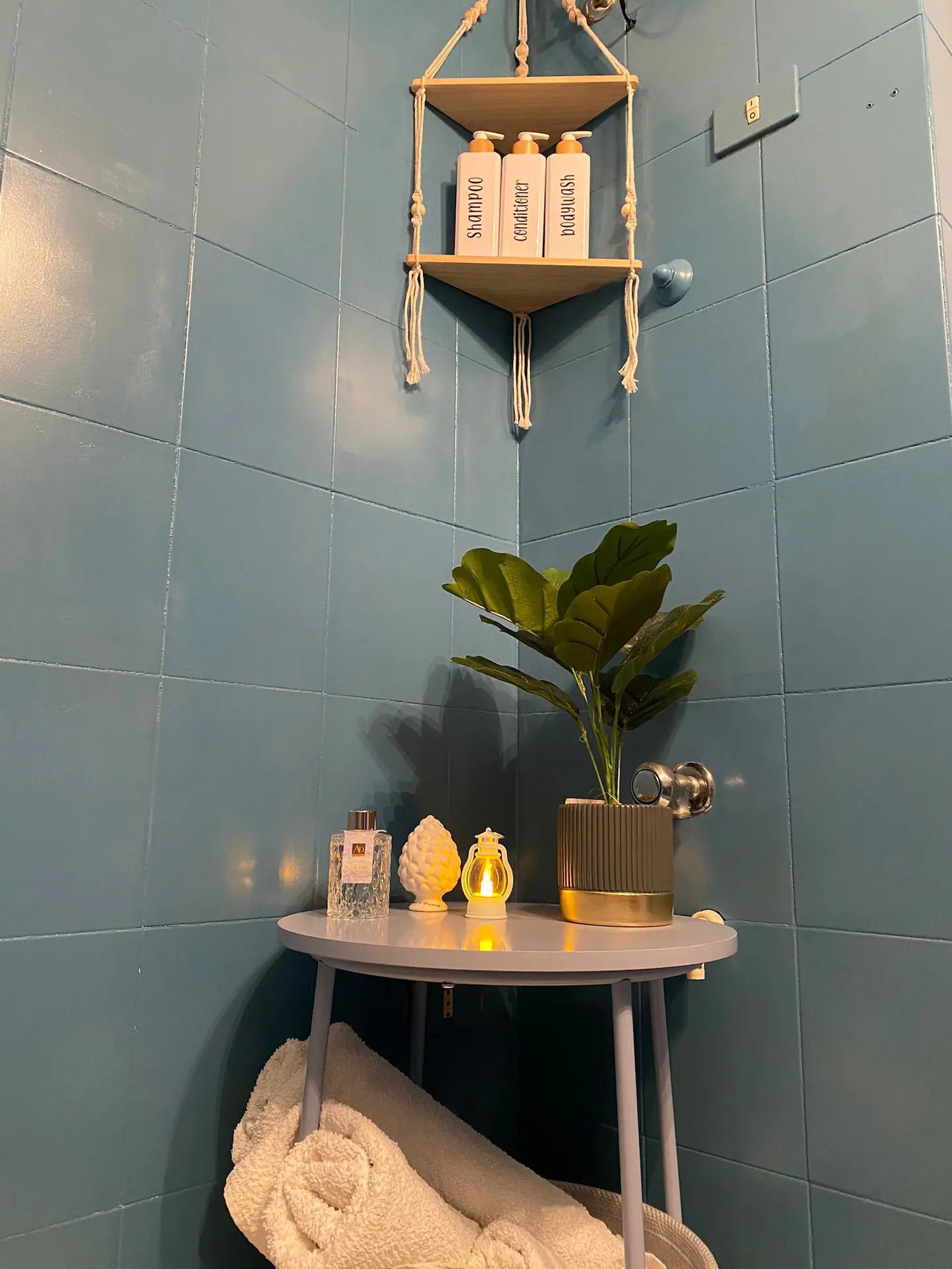 Dettaglio del kit bagno e arredo