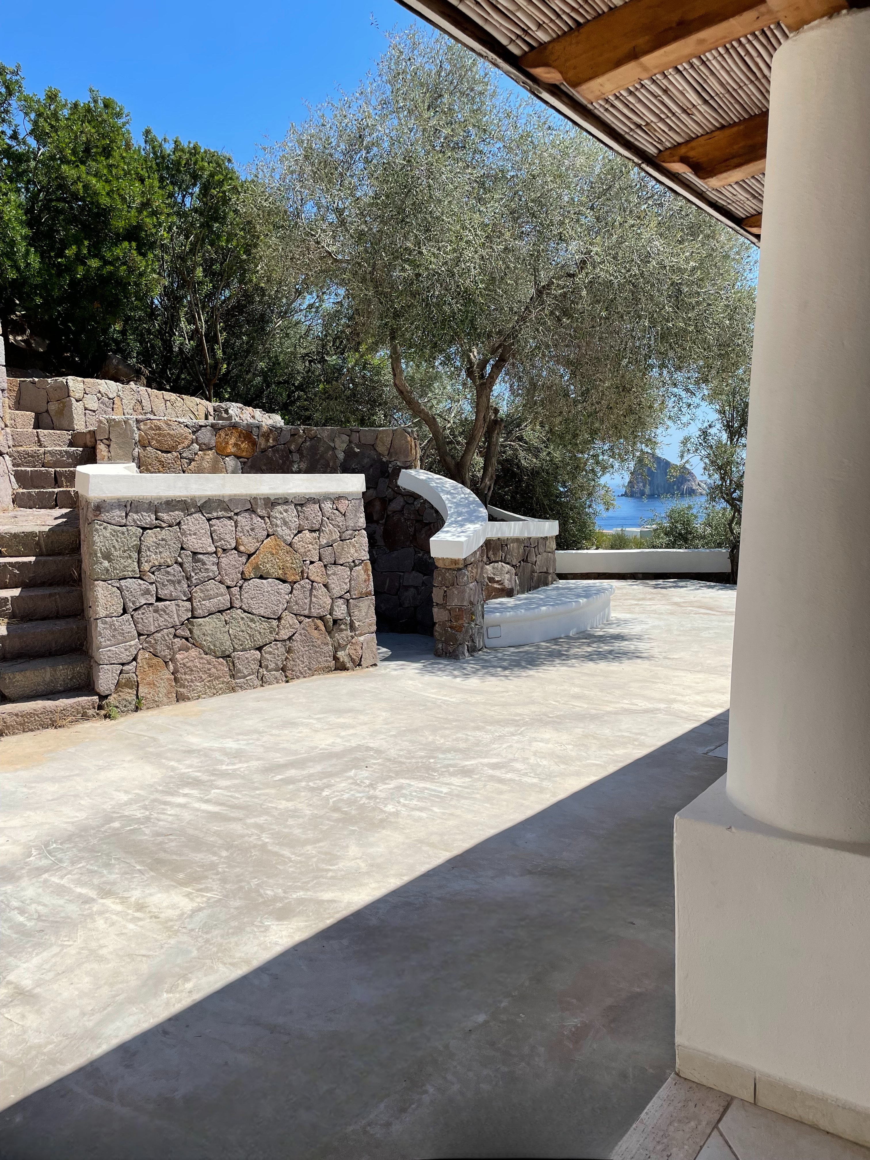 Doccia esterna tra le rocce