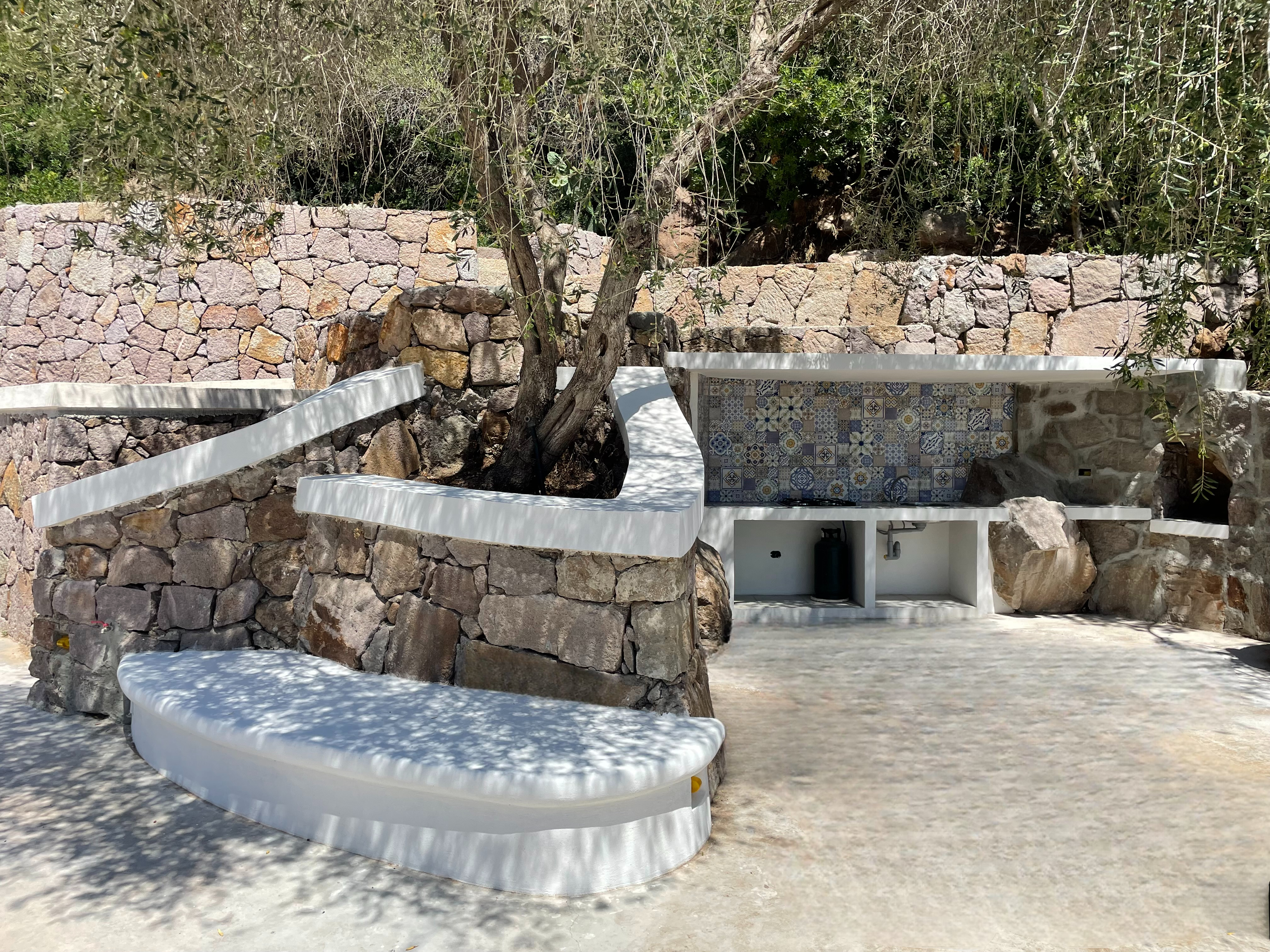 Area barbecue esterna con panche