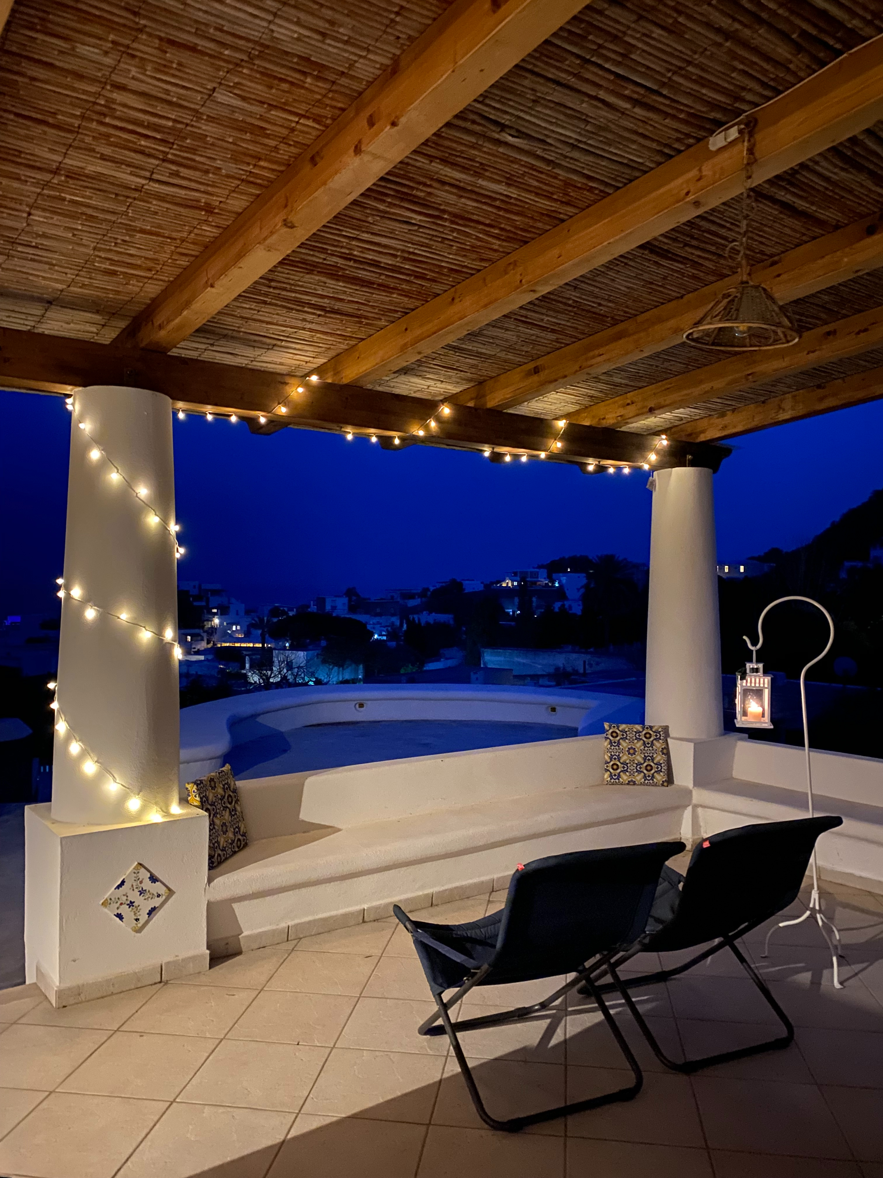 Veranda di sera con lucine accese
